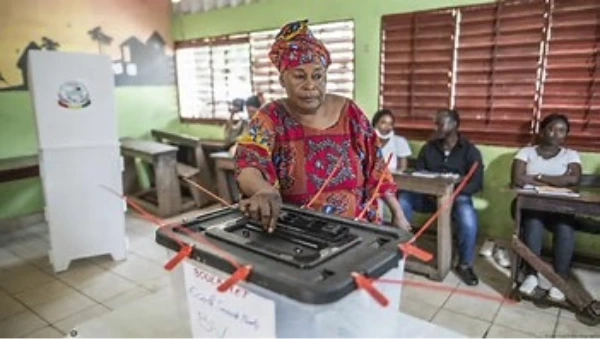 Référendum en Guinée: interdiction aux médias de donner la parole aux partis suspendus ou dissous