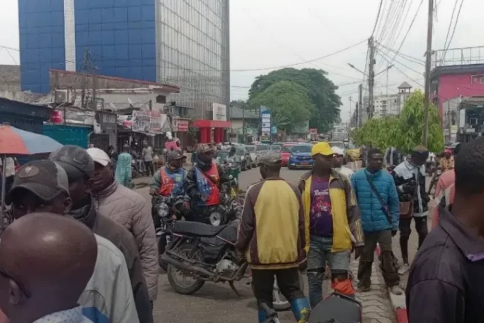 Douala : Un taximan arrache l’oreille de son collègue