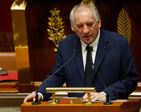 Le gouvernement renversé, la France replonge dans la crise