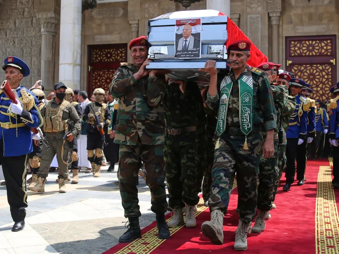 Yémen: les Houthis enterrent leurs ministres tués dans un raid israélien