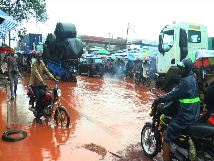 Gare de Ndokoti: Les usagers confrontés à des gravats et engins