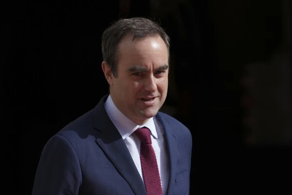 Macron nomme Premier ministre un fidèle, Sébastien Lecornu, avant une journée de protestation