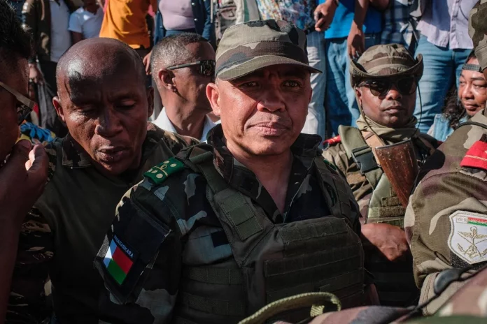 Madagascar: fête lucide et cour auprès du militaire en passe d’être investi président