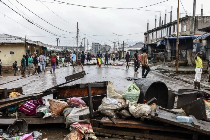 Présidentielle au Cameroun: le gouvernement admet des morts, l’UE et l’UA déplorent la violence de la répression