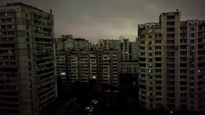 Ukraine : la Russie pilonne le réseau énergétique, un enfant tué