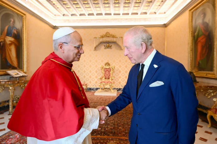 Le pape et le roi Charles III prient ensemble, une première historique
