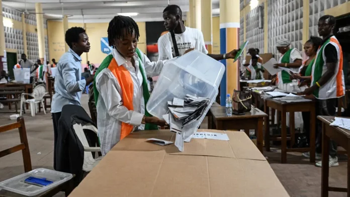 La Côte d’Ivoire attend les résultats de la présidentielle, Ouattara vers un 4e mandat