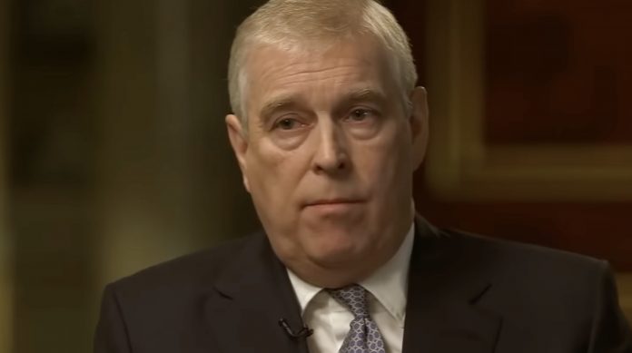 Royaume-Uni: sans la « protection » d’Elizabeth II, l’interminable chute d’Andrew