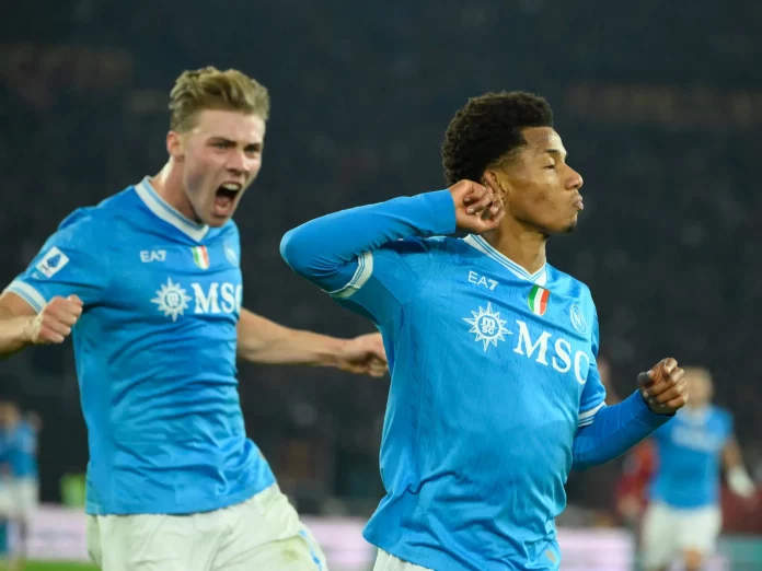 Italie: Naples éteint l’AS Rome, embouteillage en tête