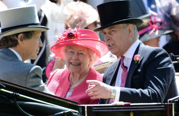 Déchéance historique pour Andrew, la famille royale appelée à davantage de transparence