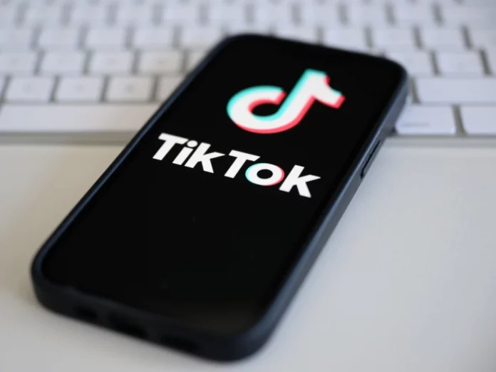 Sur TikTok, le business lucratif des faux comptes d’actualités