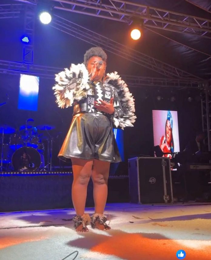 Flop vestimentaire : Krys M bouffe la tontine