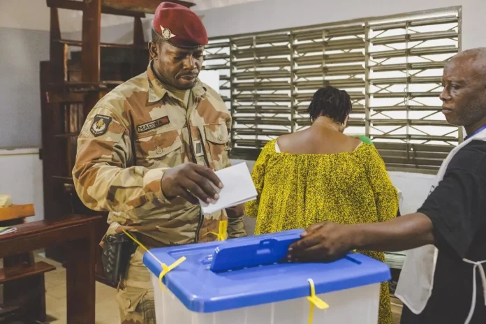 Présidentielle en Guinée: premiers résultats partiels, large avance du chef de la junte