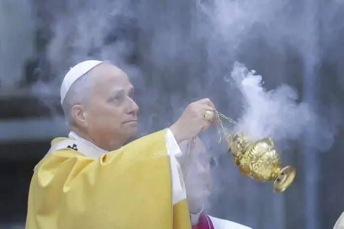 Appel à la paix mondiale : le pape et Charles III unissent leurs voix à Noël