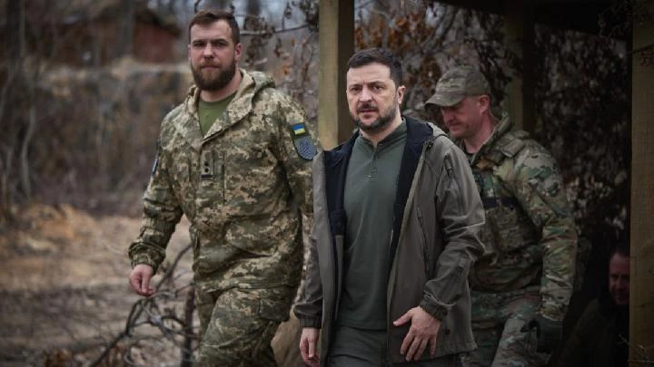 Avancée russe en Ukraine : une progression record en 2025 et des négociations cruciales à Kiev