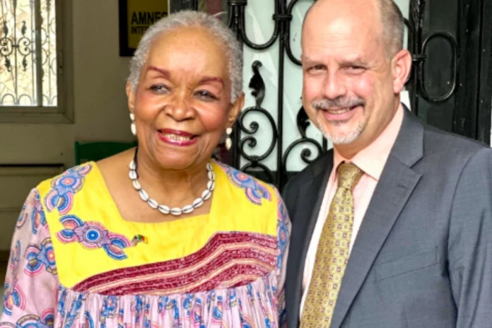 Visite : Un ambassadeur chez Alice Nkom