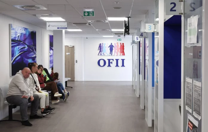 Immigration: plus de titres de séjour, moins de régularisations en France en 2025