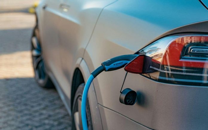 Automobile: les Européens ont délaissé l’essence pour les hybrides et l’électrique en 2025