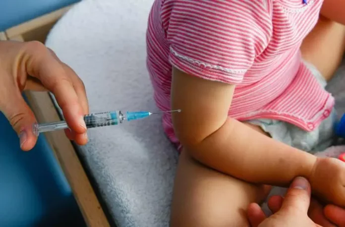 Virage vaccinal américain : la nouvelle politique vaccinale sous le feu des critiques