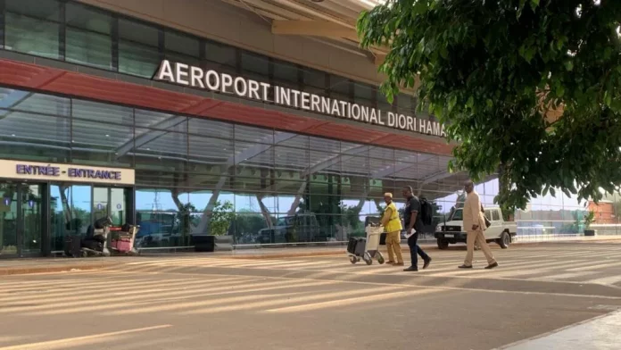Attaque de l’aéroport de Niamey: le chef de la junte nigérienne s’en prend de nouveau à la France