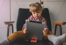 Écrans : Le réflexe des parents face à l’ennui des enfants écrans téléphone enfant