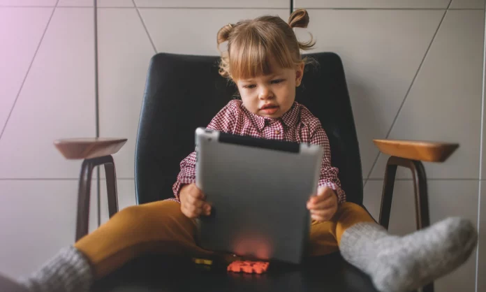 Écrans : Le réflexe des parents face à l’ennui des enfants