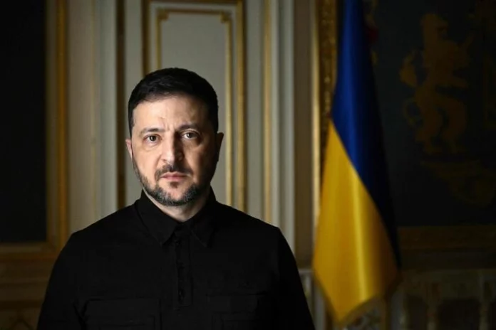 Zelensky refuse la défaite : l’Ukraine tient encore après quatre ans d’invasion russe