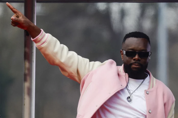 Gims arrêté pour blanchiment : le rappeur placé en garde à vue à l’aéroport de Roissy