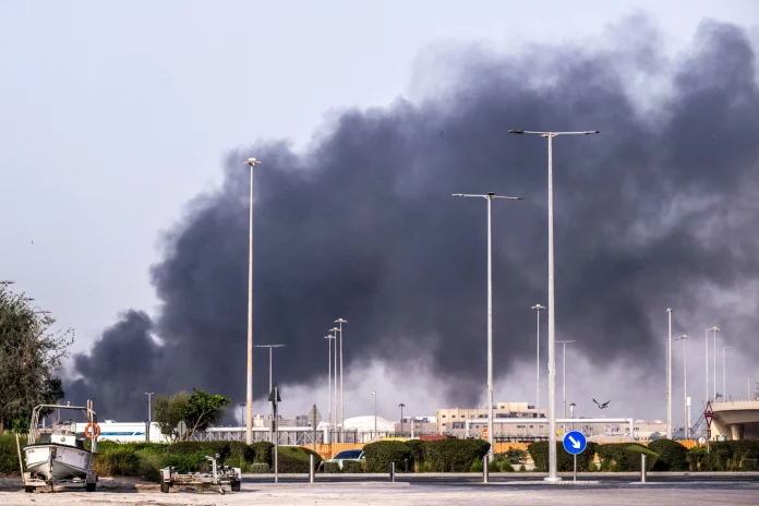 Attaques iraniennes aux Émirats : un mort à Abou Dhabi, pétrole et aviation ciblés