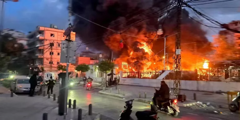 La guerre s&rsquo;intensifie au Moyen-Orient : infrastructures pétrolières frappées, 454.000 déplacés au Liban, Londres entre dans le conflit