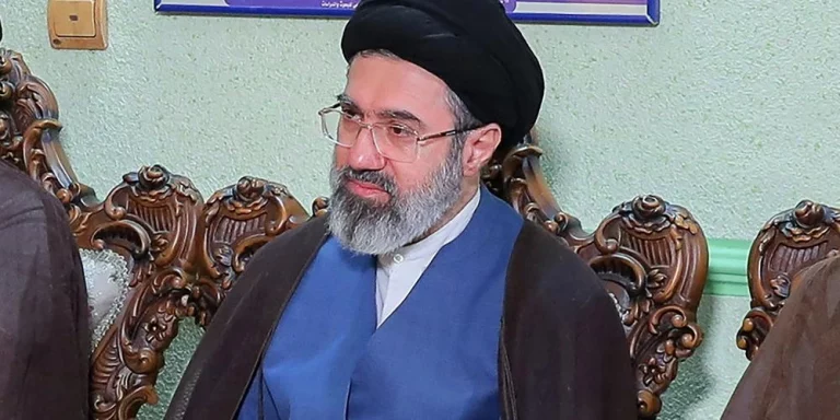 Mojtaba Khamenei devient le nouveau guide suprême de l&rsquo;Iran en pleine guerre avec Israël et les États-Unis