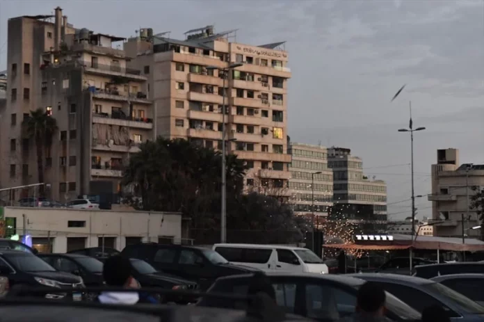 Frappes israéliennes au sud de Beyrouth : Israël capture deux combattants du Hezbollah et pilonne les infrastructures du Liban