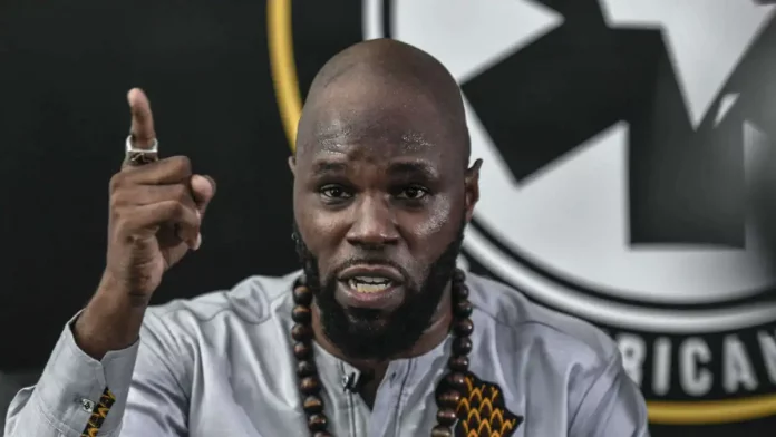 Kemi Seba et l’extradition au Bénin : l’influenceur panafricaniste arrêté en Afrique du Sud