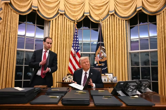 Trump joue au roi à la Maison Blanche
