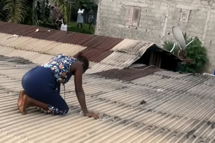 Sorcellerie : Une jeune femme atterrit sur le toit d’une maison à 6 h