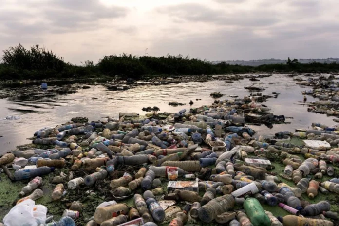 RDC : Le fleuve Congo étouffe sous le plastique