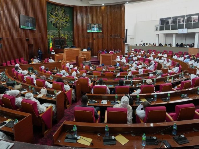 Sénégal : l’Assemblée examine le renforcement du Premier ministre et du Parlement.