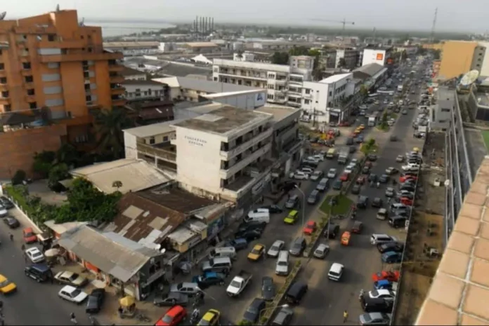 Quartier Kotto : Elle a 65 ans, lui en a 25