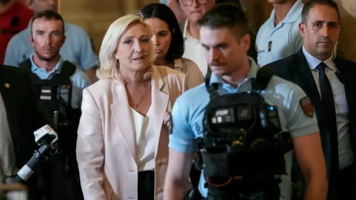 Marine Le Pen candidate : une campagne lancée sous le feu des critiques
