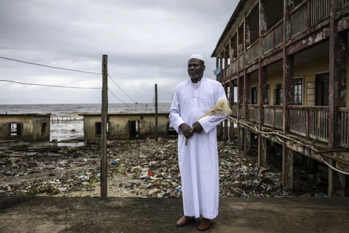 Érosion côtière à Ayetoro : l’Atlantique engloutit un village de pêcheurs nigérian