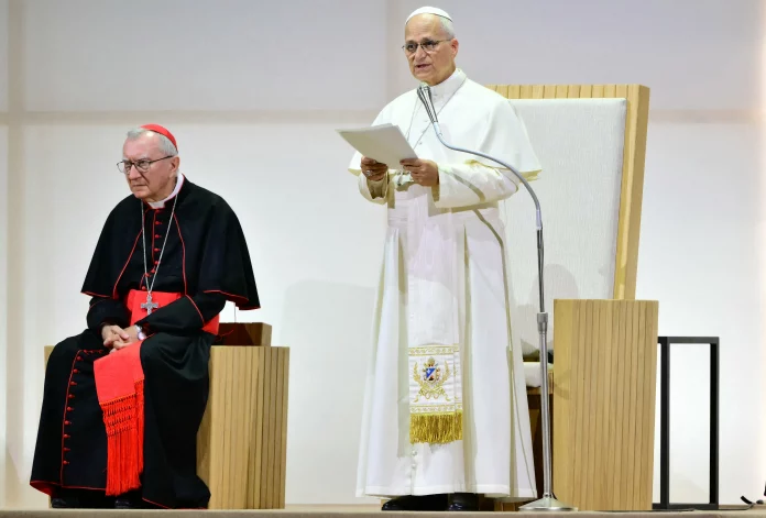Vêtements liturgiques du pape : l’atelier italien de Filippo Sorcinelli