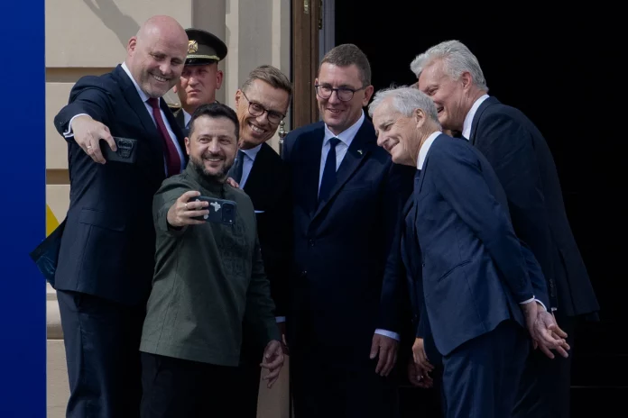 Zelensky rejette les élections en temps de guerre et évoque un « tsunami »