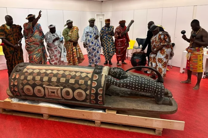 Côte d’Ivoire : le tambour parleur confisqué en 1916 enfin restitué