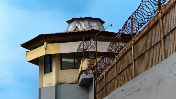 Deux réalisateurs français détenus au Togo : RSF réclame leur libération immédiate