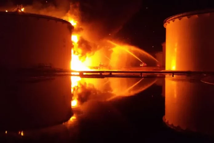 Libye : Incendie géant dans une raffinerie