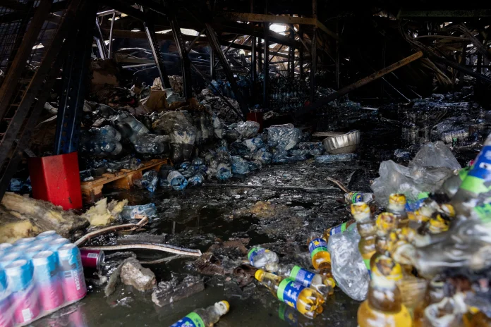 Frappes russes sur entrepôts : à Kiev, faire ses courses sous la menace des drones